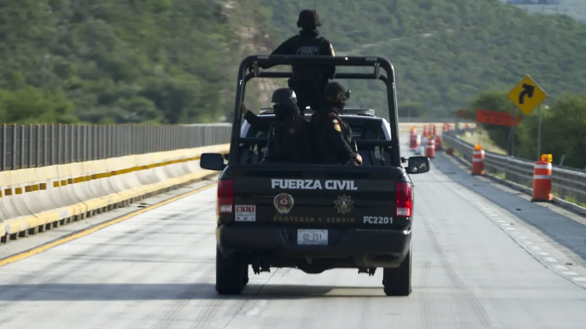 Comando armado embosca a policías de Nuevo León